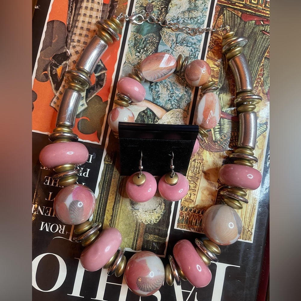Vintage Y2K Beachy Pink Seashell Patterned Silvertone Chunky Beaded Jewelry Set - Picture 8 of 9